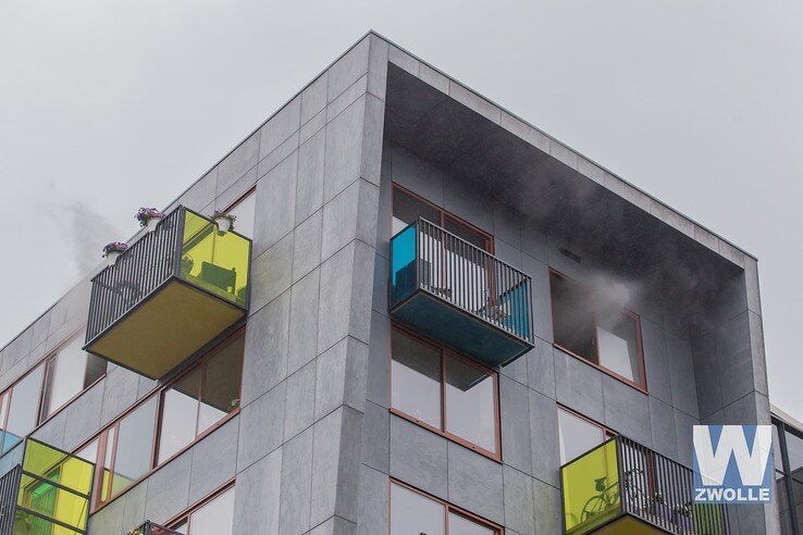 Woningbrand Porporastraat snel onder controle - Foto: Rob Jager