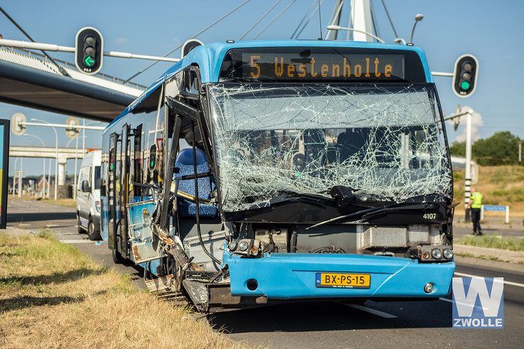 Ongeval tussen tractor en stadsbus - Foto: Rob Jager