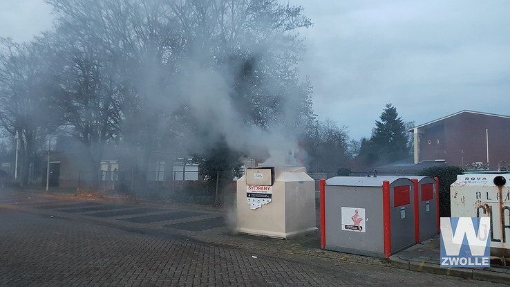 Flinke rookontwikkeling door containerbrand Zwolle - Foto: Pamela van der Zee