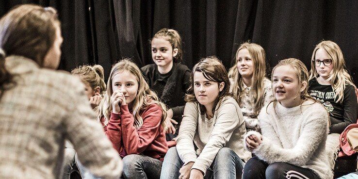 Schoolkinderen kijken mee met regisseur theatervoorstelling ‘Gandhi’ - Foto: Erik Franssen