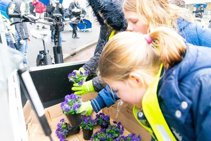 Kinderen Parkschool Zwolle zetten eerste schep in de grond voor de ondergrondse fietsenstalling