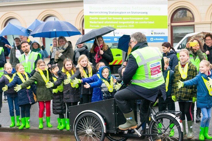Kinderen Parkschool Zwolle zetten eerste schep in de grond voor de ondergrondse fietsenstalling
