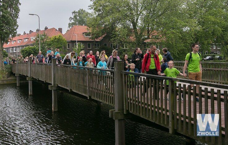 Zwolle weer massaal aan de wandel tijdens Avondvierdaagse - Foto: Arjen van der Zee