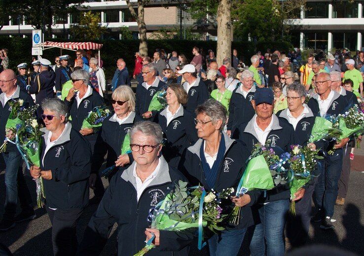 Avondvierdaagse lopers genieten van defilé in Zwolle - Foto: Peter van der Molen