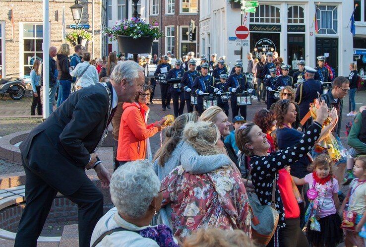 Avondvierdaagse lopers genieten van defilé in Zwolle - Foto: Peter van der Molen