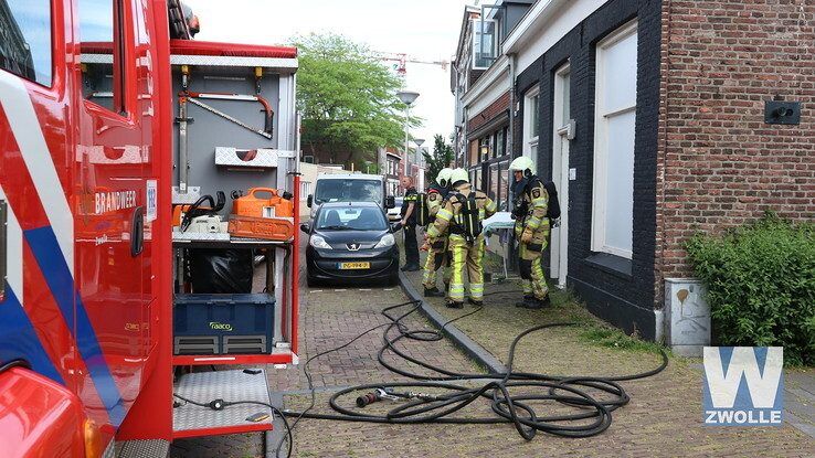 Brandweer redt kat bij woningbrand Hoogstraat Zwolle - Foto: Arjen van der Zee