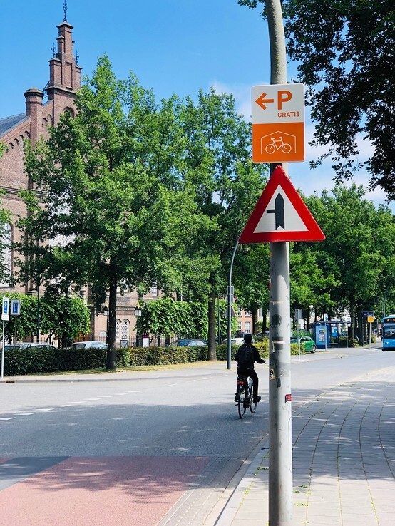 Nieuwe borden leiden fietsers naar gratis bewaakte fietsenstallingen in Zwolse binnenstad - Foto: Ingezonden foto
