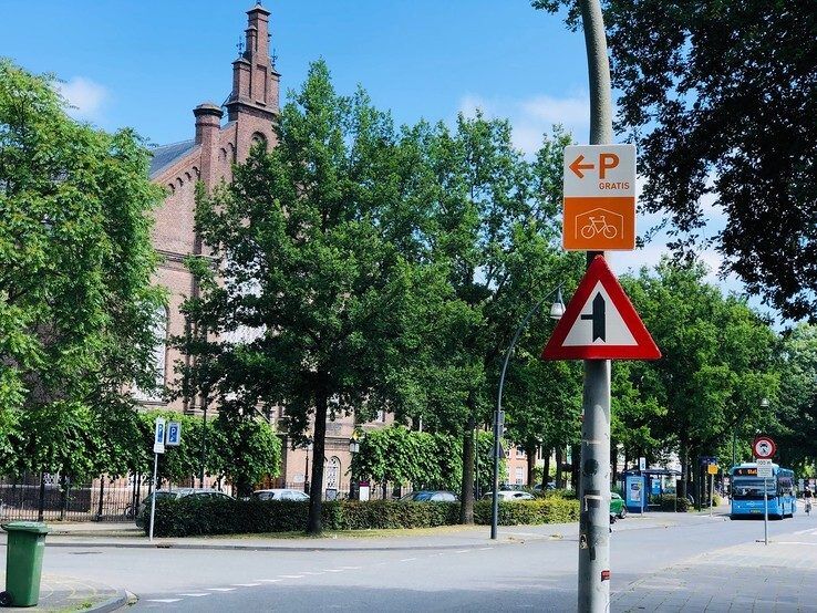 Nieuwe borden leiden fietsers naar gratis bewaakte fietsenstallingen in Zwolse binnenstad - Foto: Ingezonden foto