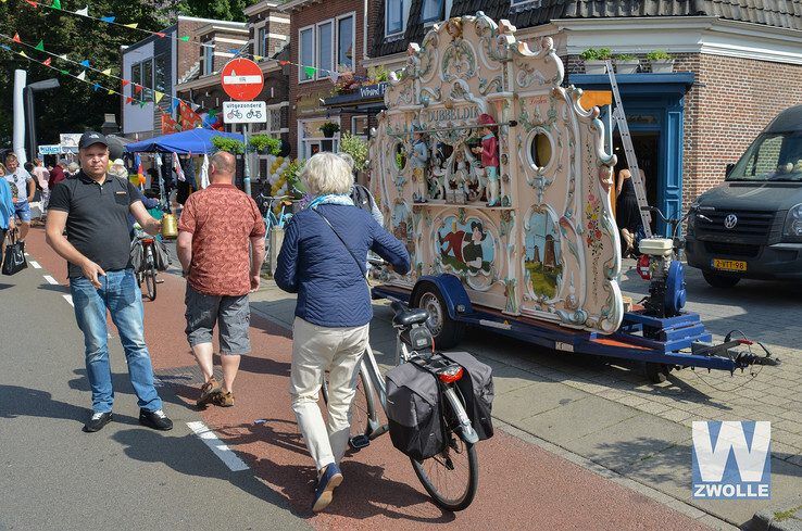 Gezelligheid op de jaarmarkt in Assendorp Zwolle - Foto: Hans Platje