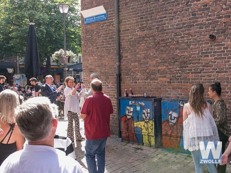 Naamborden “Herman Broodsteeg” in centrum van Zwolle onthuld - Foto: Arjen van der Zee