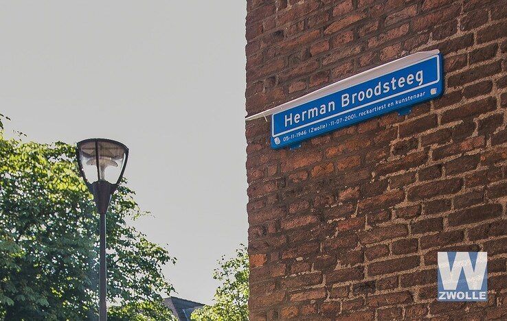Naamborden “Herman Broodsteeg” in centrum van Zwolle onthuld - Foto: Arjen van der Zee