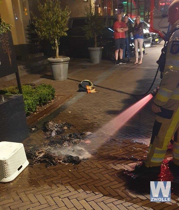 Weer een wasmand in brand in Zwolle - Foto: Ricardo Platje