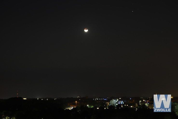 Gedeeltelijke maansverduistering zichtbaar boven Zwolle - Foto: Jan van der Meulen