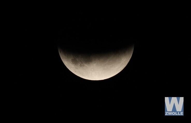 Gedeeltelijke maansverduistering zichtbaar boven Zwolle - Foto: Jan van der Meulen