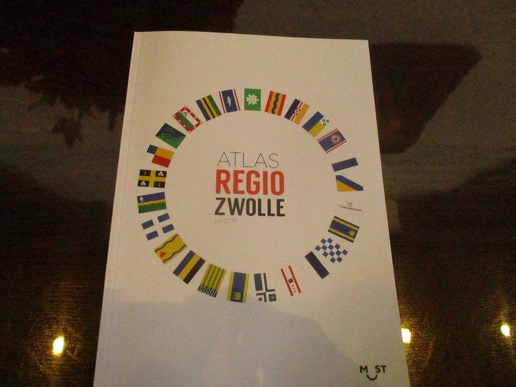 Allereerste Atlas Regio Zwolle uitgereikt door Peter Snijders
