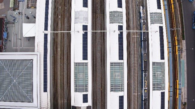 Zonnepanelen wekken elektriciteit op voor station Zwolle - Foto: ProRail