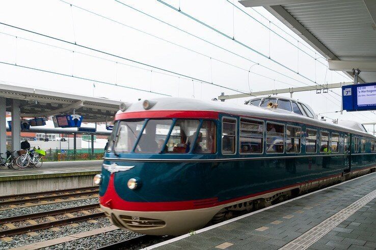 Kameel bijzondere verschijning op station Zwolle - Foto: Peter Denekamp