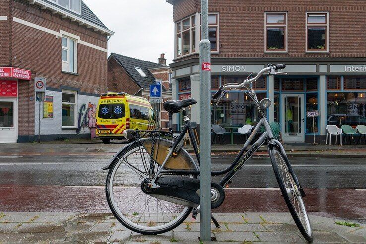 Fietsster raakt gewond op Assendorperstraat - Foto: Peter Denekamp