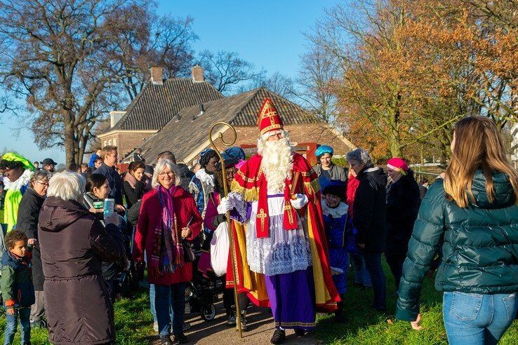 Sint brengt bezoek aan Holtenbroek - Foto: Peter Denekamp