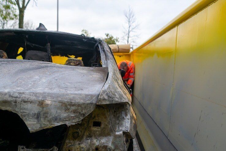 Zwolse autobrand over twee weken pas geblust - Foto: Peter Denekamp