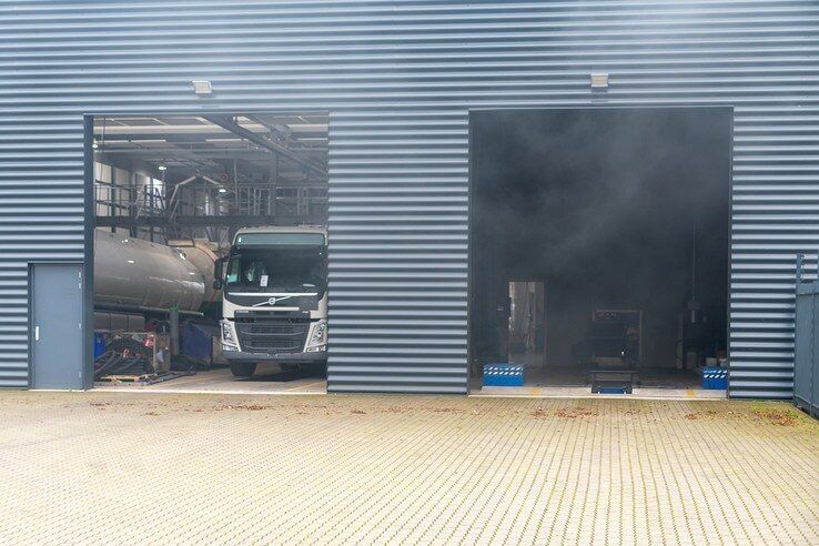 Brandje in vrachtwagenwerkplaats op bedrijventerrein Voorst - Foto: Peter Denekamp