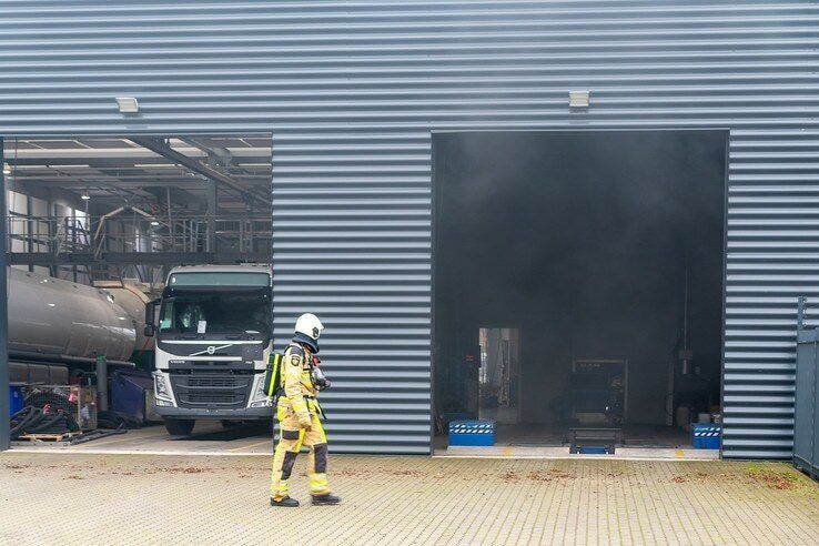 Brandje in vrachtwagenwerkplaats op bedrijventerrein Voorst - Foto: Peter Denekamp