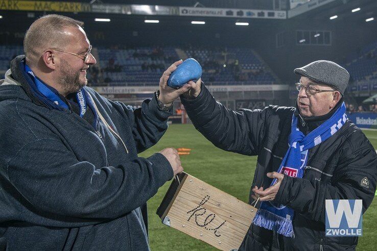 Freddy Eikelboom ontvangt Zwolse Kei op middenstip PEC stadion - Foto: Geertjan Kuper