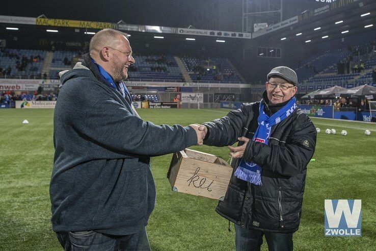 Freddy Eikelboom ontvangt Zwolse Kei op middenstip PEC stadion - Foto: Geertjan Kuper