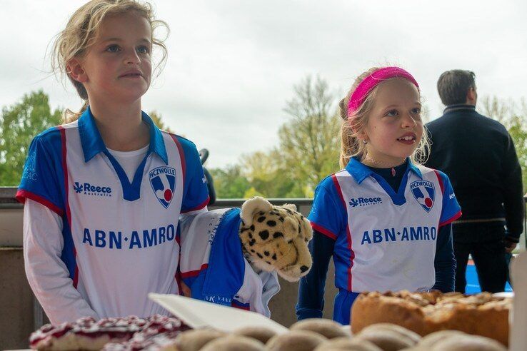 ‘Heel Dames 1 van HC Zwolle bakt’ - Foto: Peter Denekamp