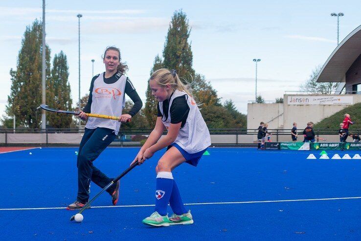 Hockey-international geeft les in Zwolle tijdens lerarenstaking - Foto: Peter Denekamp
