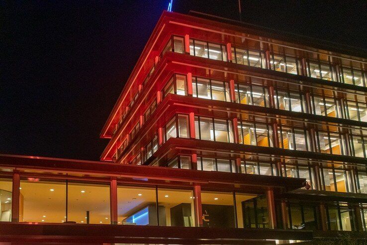 Provinciehuis Overijssel kleurt maandagavond oranje - Foto: Peter Denekamp