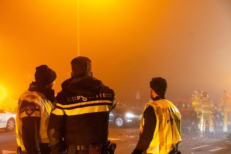 Drie gewonden bij aanrijding in dichte mist - Foto: Peter Denekamp