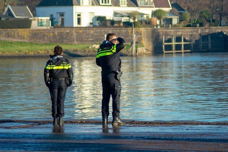 Grote zoekactie vermiste opvarende binnenvaartschip op IJssel - Foto: Peter Denekamp