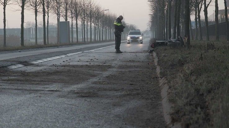 Motorrijder onderuit aan de Holsteinstraat in Zwolle - Foto: Jasper Hutten