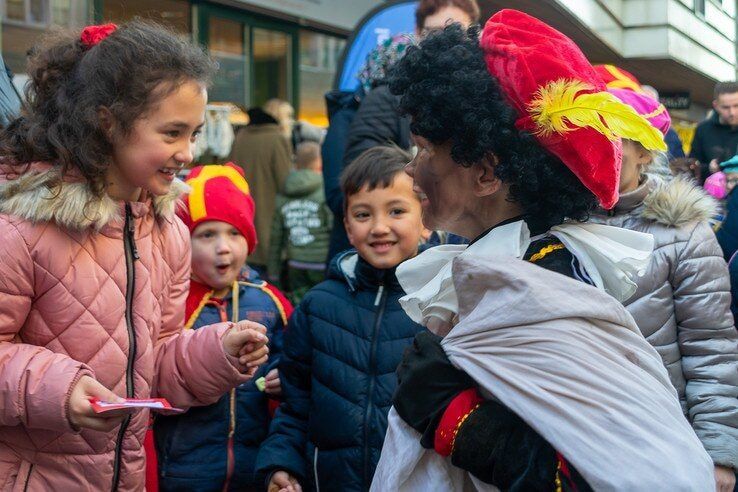 Vrolijk kinderfeest tijdens Pietenparty in winkelcentrum Stadshagen - Foto: Peter Denekamp