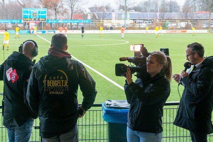 Zwolse voetbalclub krijgt bezoek van top 2000 Stembus - Foto: Peter Denekamp