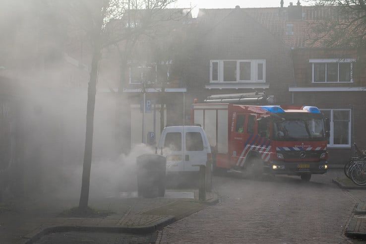 Brandweer blust brand in afvalcontainer - Foto: Peter Denekamp