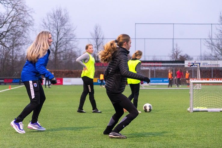 Jeugdspeelsters Be Quick ’28 krijgen voetballes van PEC Zwolle vrouwen - Foto: Peter Denekamp