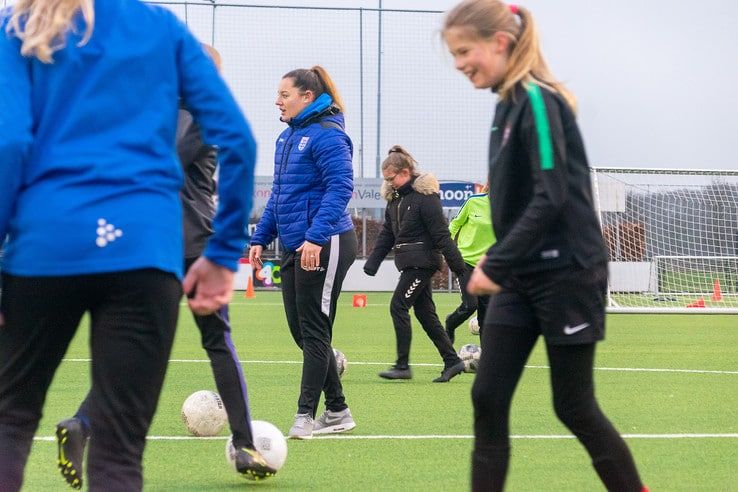 Jeugdspeelsters Be Quick ’28 krijgen voetballes van PEC Zwolle vrouwen - Foto: Peter Denekamp