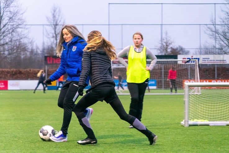 Jeugdspeelsters Be Quick ’28 krijgen voetballes van PEC Zwolle vrouwen - Foto: Peter Denekamp