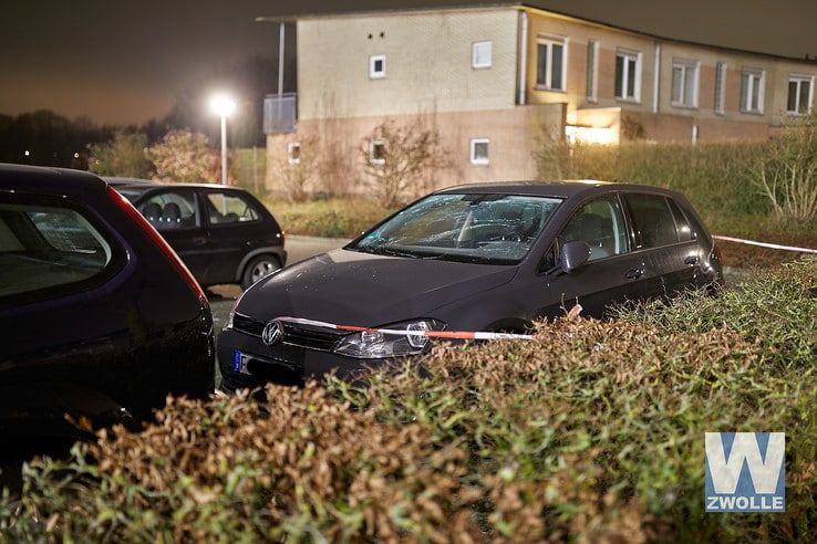 Explosie beschadigt opnieuw auto in Zwolle-Zuid - Foto: Hans van Eijsden