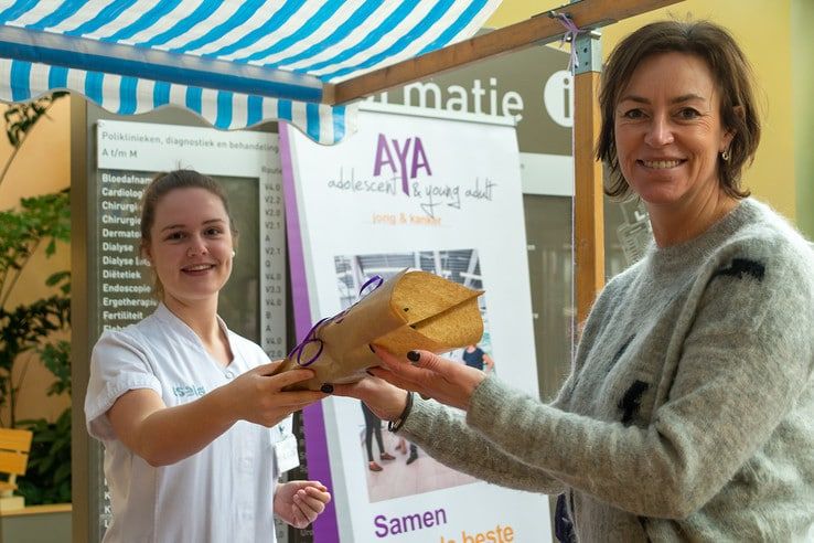 Hyacintenverkoop Isala levert 1000 euro op voor jonge mensen met kanker - Foto: Peter Denekamp