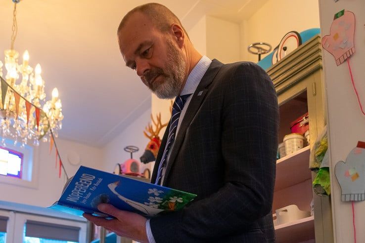 Wethouder Klaas Sloots leest kinderen voor bij kinderdagverblijf in Zwolle - Foto: Peter Denekamp