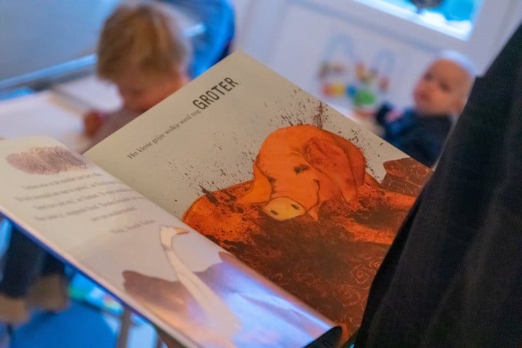 Wethouder Klaas Sloots leest kinderen voor bij kinderdagverblijf in Zwolle - Foto: Peter Denekamp