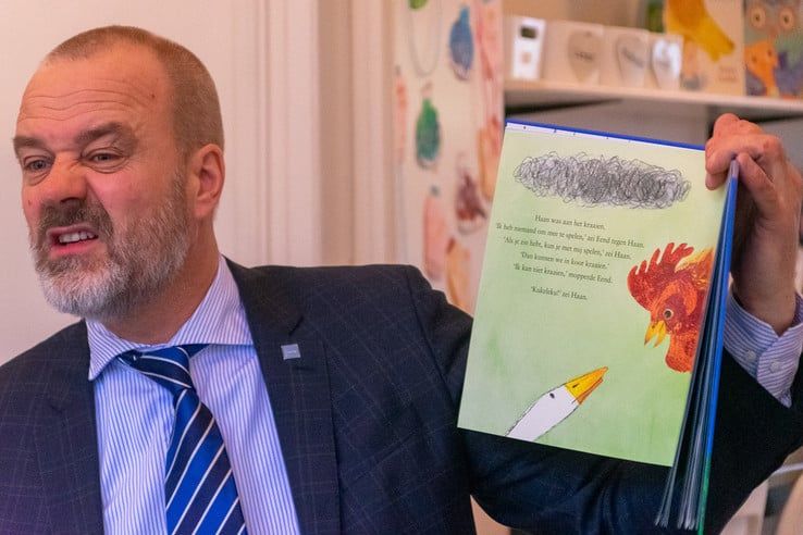 Wethouder Klaas Sloots leest kinderen voor bij kinderdagverblijf in Zwolle - Foto: Peter Denekamp