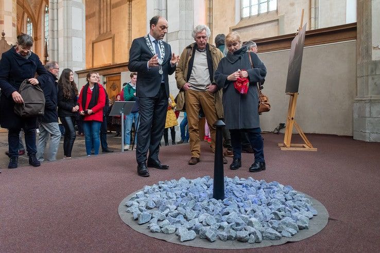 Burgemeester Peter Snijders en Ingrid Petiet openen bijeenkomst rond tentoonstelling ‘Levenslicht’ - Foto: Peter Denekamp