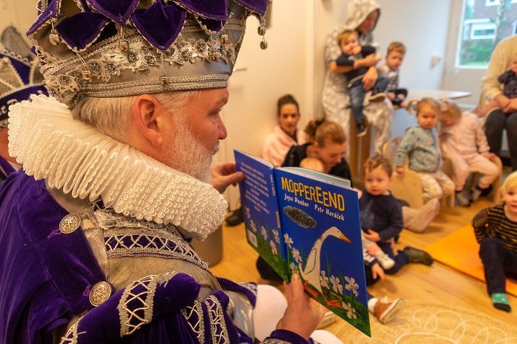 Stadsprins van Sassendonk leest voor bij Kinderopvang Herenweg - Foto: Peter Denekamp