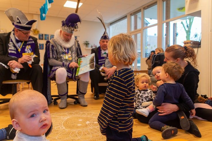 Stadsprins van Sassendonk leest voor bij Kinderopvang Herenweg - Foto: Peter Denekamp