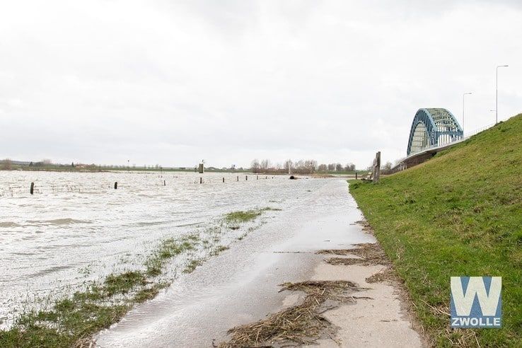 Hoog water bij de IJssel, ter hoogte van het Engelse Werk - Foto: Henrico van der Dussen