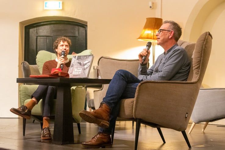 Sytse van der Zee presenteert zijn nieuwe boek John’s Woodhouse bij Waanders In de Broeren - Foto: Peter Denekamp